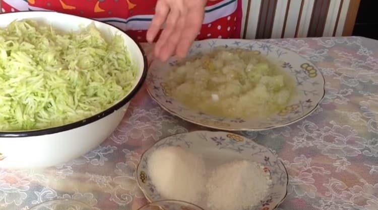 Смелете лука също до каша.