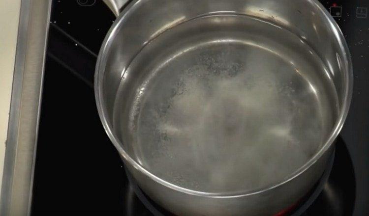 Добавете сол във врящата вода.