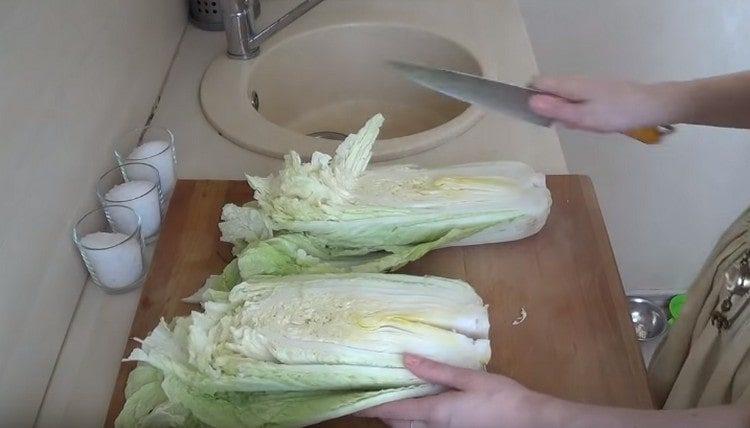 Пекинското зеле се нарязва наполовина.