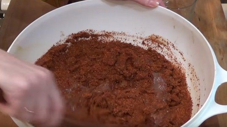 Добавете лют червен пипер към оризовата паста, разбъркайте.