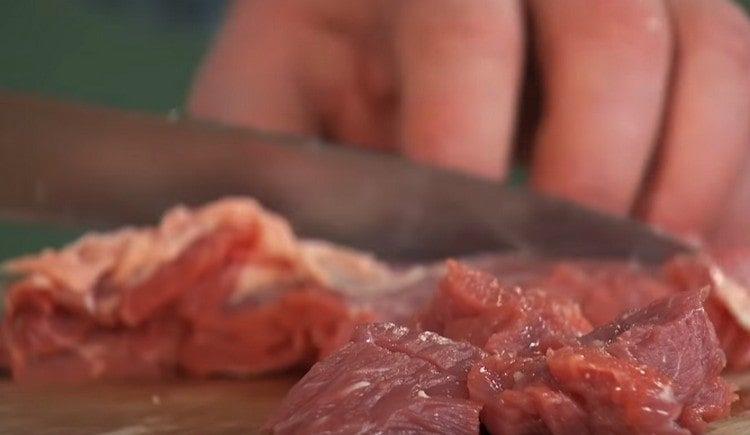 Нарежете говеждото месо на парчета.