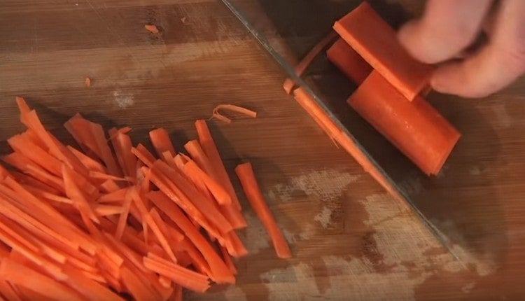 Нарежете морковите на ивици.