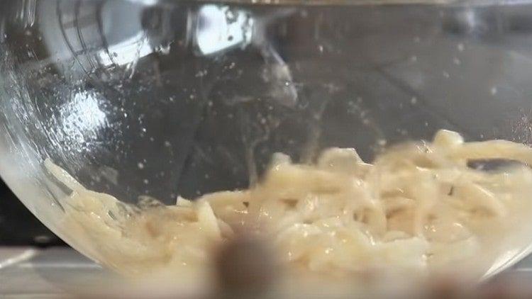 Добавете малко растително масло към юфката.