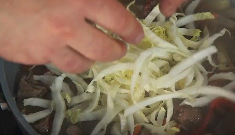 Добавете зелето към месото със зеленчуците.