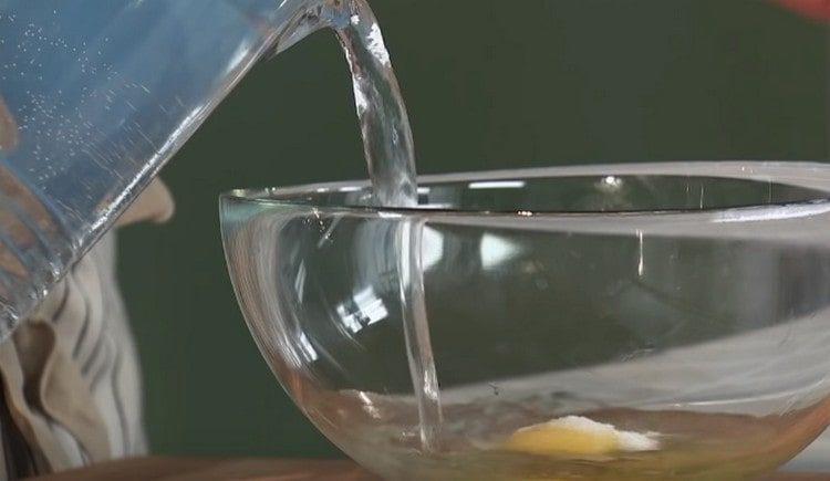 В купа разбийте яйцето, добавете сол и вода.
