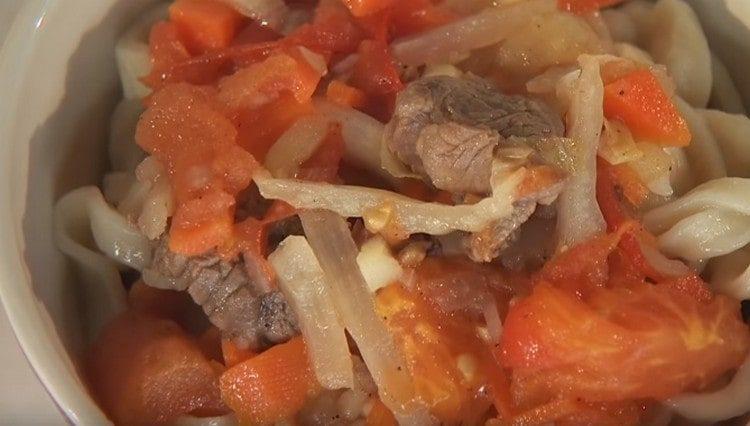 Поставете юфката в купа и отгоре добавете месото и зеленчуците.