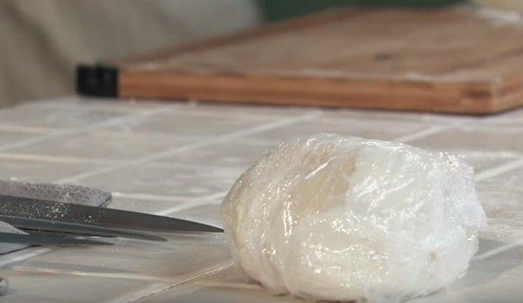 Увийте тестото в слепващ филм и го оставете да легне.