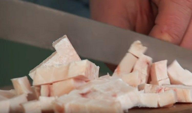 Нарежете на парчета курдюк.