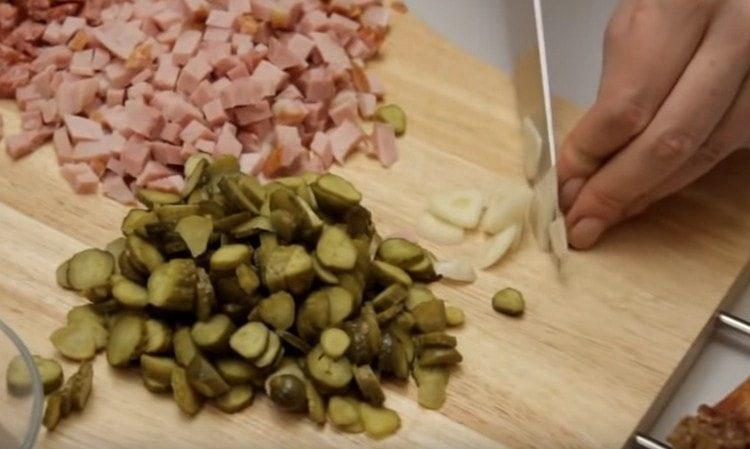 Нарежете чесъна на тънки филийки.