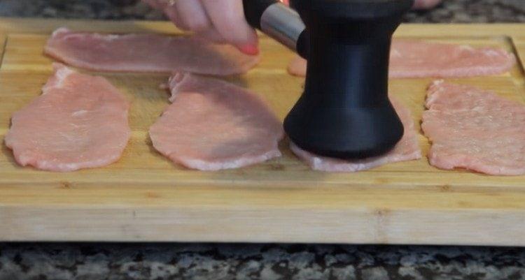 Нарежете месото на филийки и разбийте.
