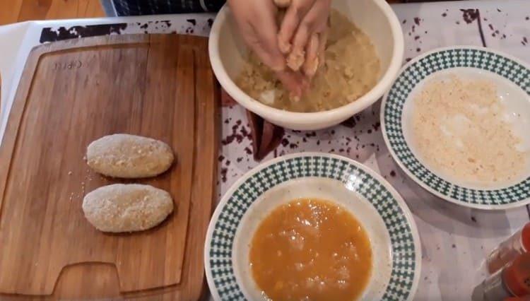 Оформяме котлети и ги поставяме на дъската.