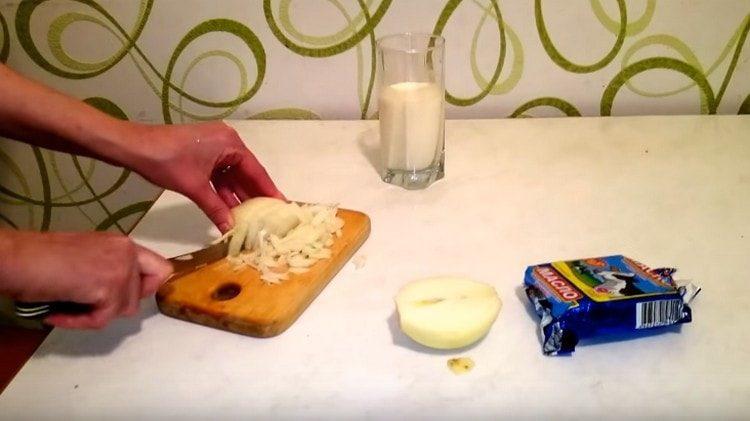 Нарязваме ситно лука.
