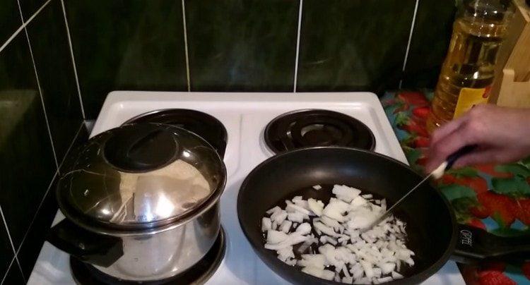 Запържете лука в тиган.