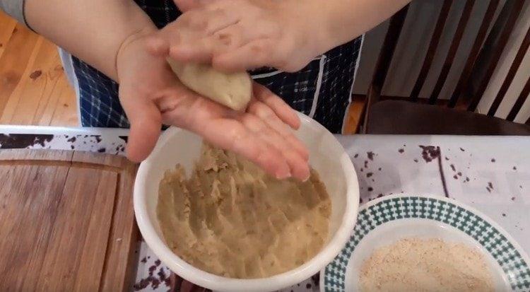 Оформяме котлети от картофено пюре.