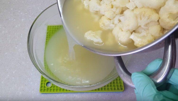 Изцедете зеленчуковия бульон в отделен съд.