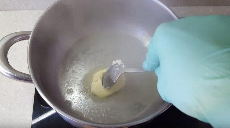 загрейте парче масло в тиган с дебело дъно.