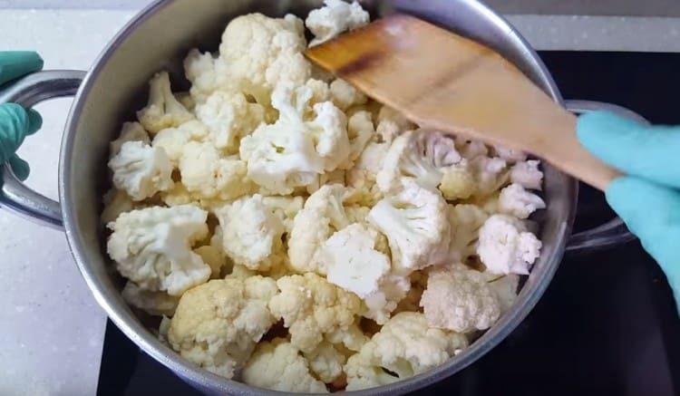 Добавете всички готови зеленчуци към лука.