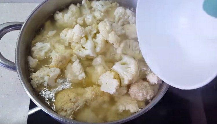 Залейте зеленчуците с вода.