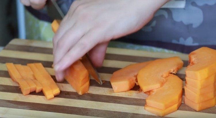 обелете тиквата и нарежете на филийки.