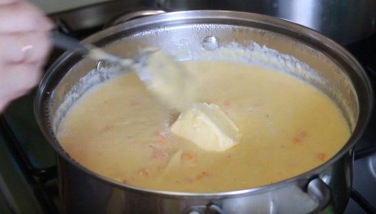 В готовата каша добавете маслото.