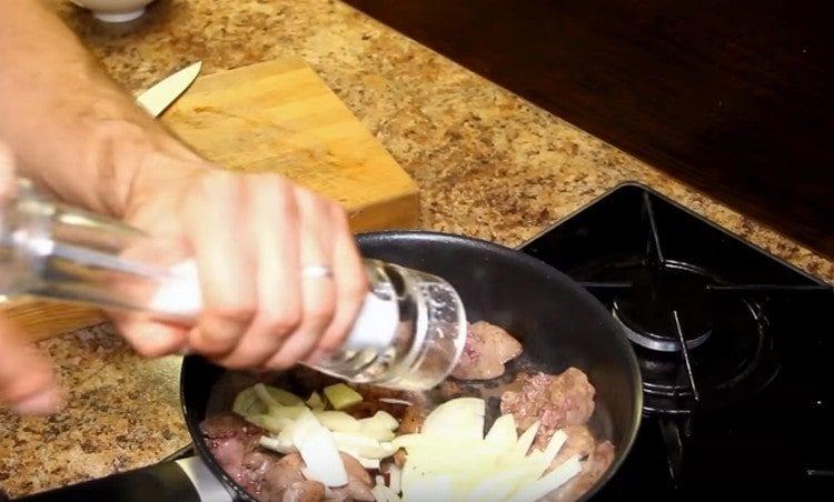 Сол и черен пипер ястието на вкус.