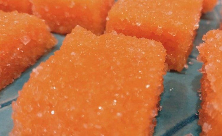 Разточете тиквения мармалад в захар и се насладете на отличния вкус на домашно приготвени вкусотии!