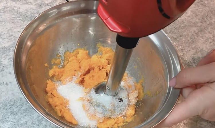 Добавете захар към тиквеното пюре и отново прекъснете с пасатор.