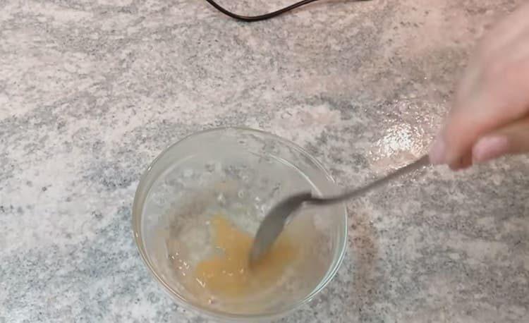 Смесете желатина с вода.