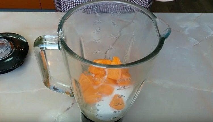 Добавете морковите и захарта към маслото.