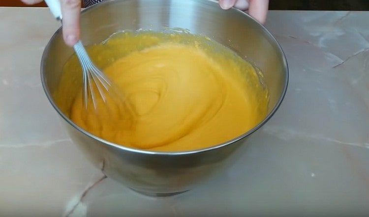 Замесете тестото до гладко.