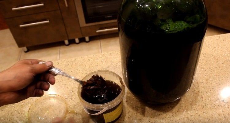 Добавете и дъбов чипс.