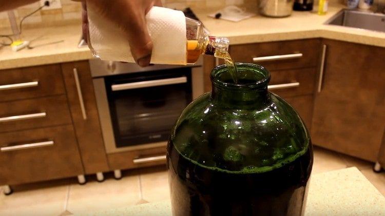 Последно добавете коняк.