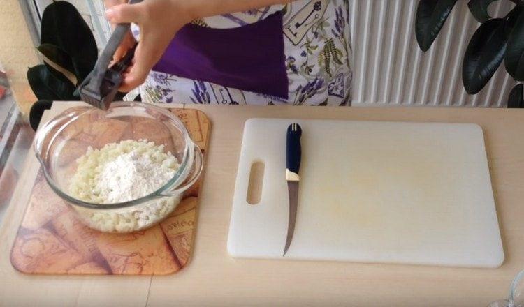 Изцедете чесъна в зелевата маса.