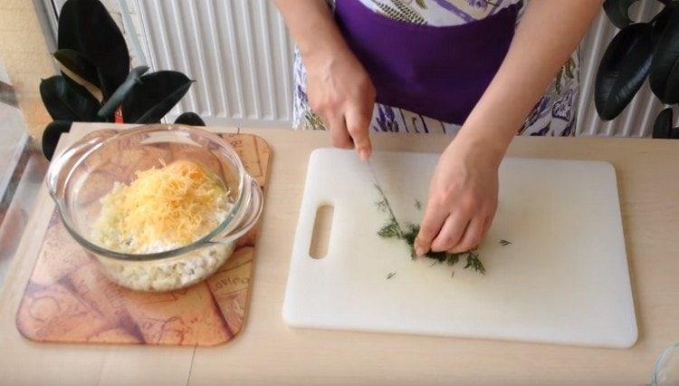 Смелете копъра и добавете към зелевата маса.