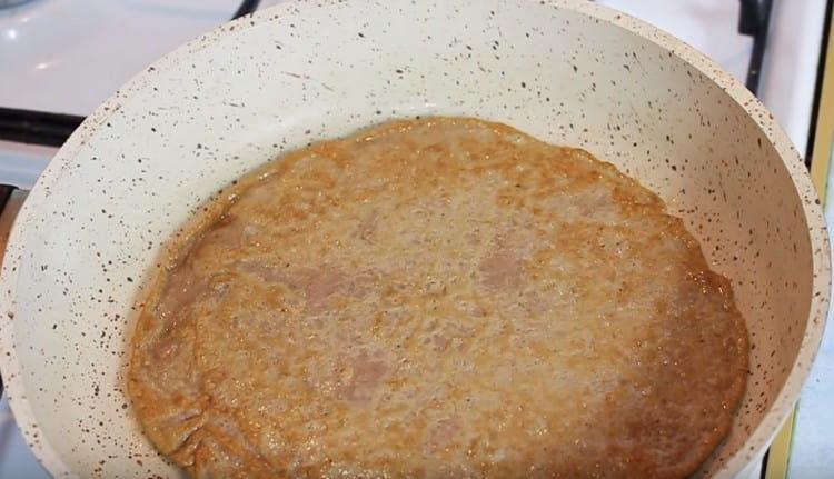Запържете палачинките от двете страни.