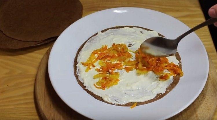 Намазваме всяка палачинка със смес от майонеза и чесън, разпределяме пържените зеленчуци отгоре.