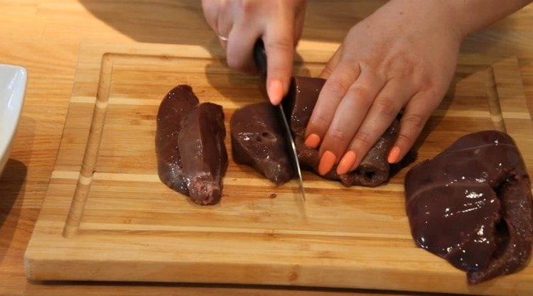 Нарежете черния дроб на парчета.