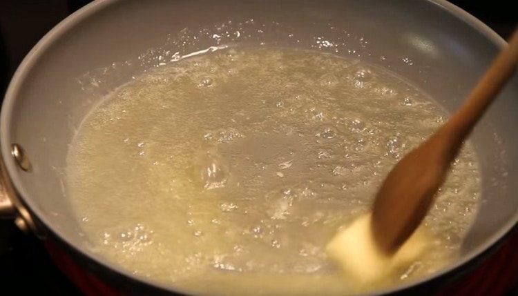 Загряваме тигана със зеленчука и резенче масло.