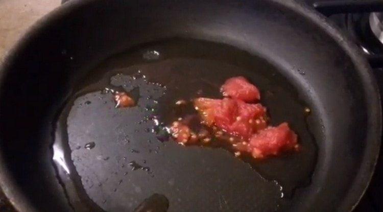 настържете домата и разстелете в тиган.