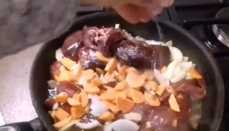 Добавете сол и черен пипер на вкус.