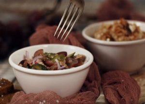 Готвене на черен дроб на треска: рецепти за две вкусни салати.