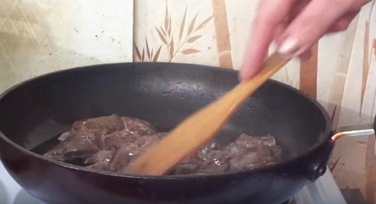 Запържете черния дроб в тиган.