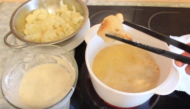 Запържете карфиола с олио до златисто кафяво.