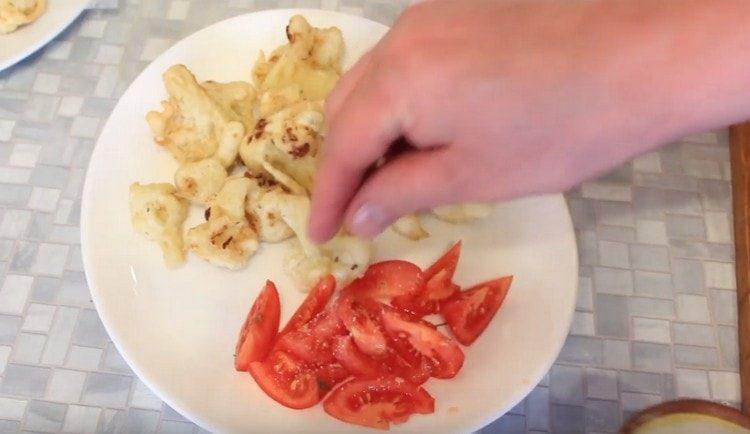 Добавете домата към зелето.