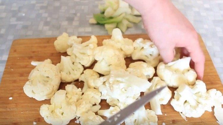 Разделяме карфиола на съцветия.