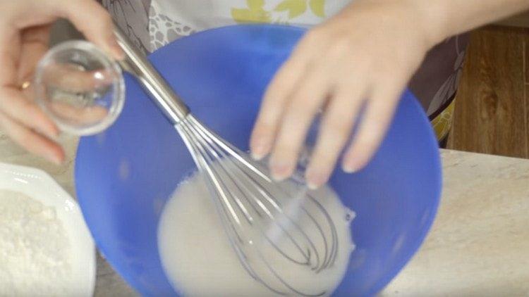 Добавете захарта и солта към сместа с мая.