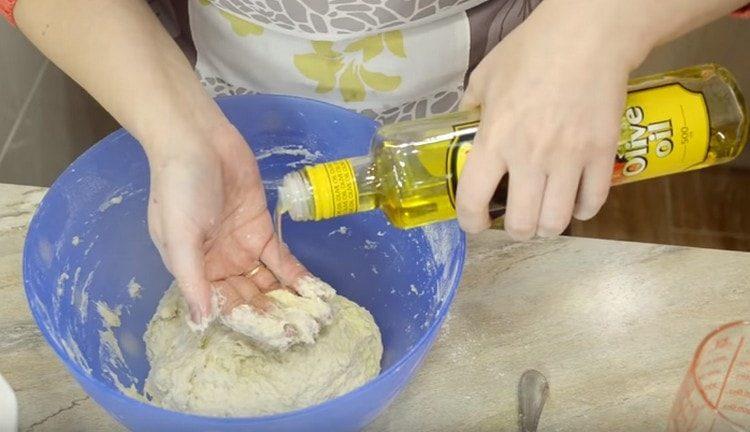 В процеса на смесване добавете малко повече растително масло.