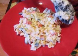 Приготвяме вкусна постна салата с ракови пръчици по стъпка по стъпка рецепта със снимка.