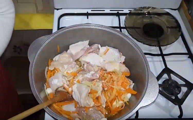Добавете пилето към зеленчуците.