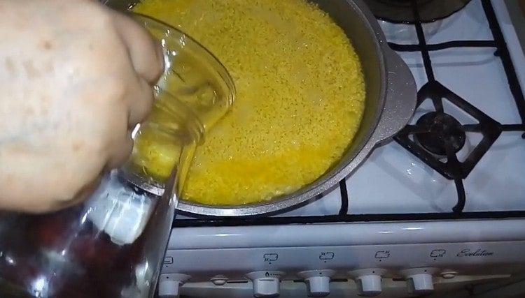 Разстелете просото отгоре с равномерен слой и го напълнете с вода.